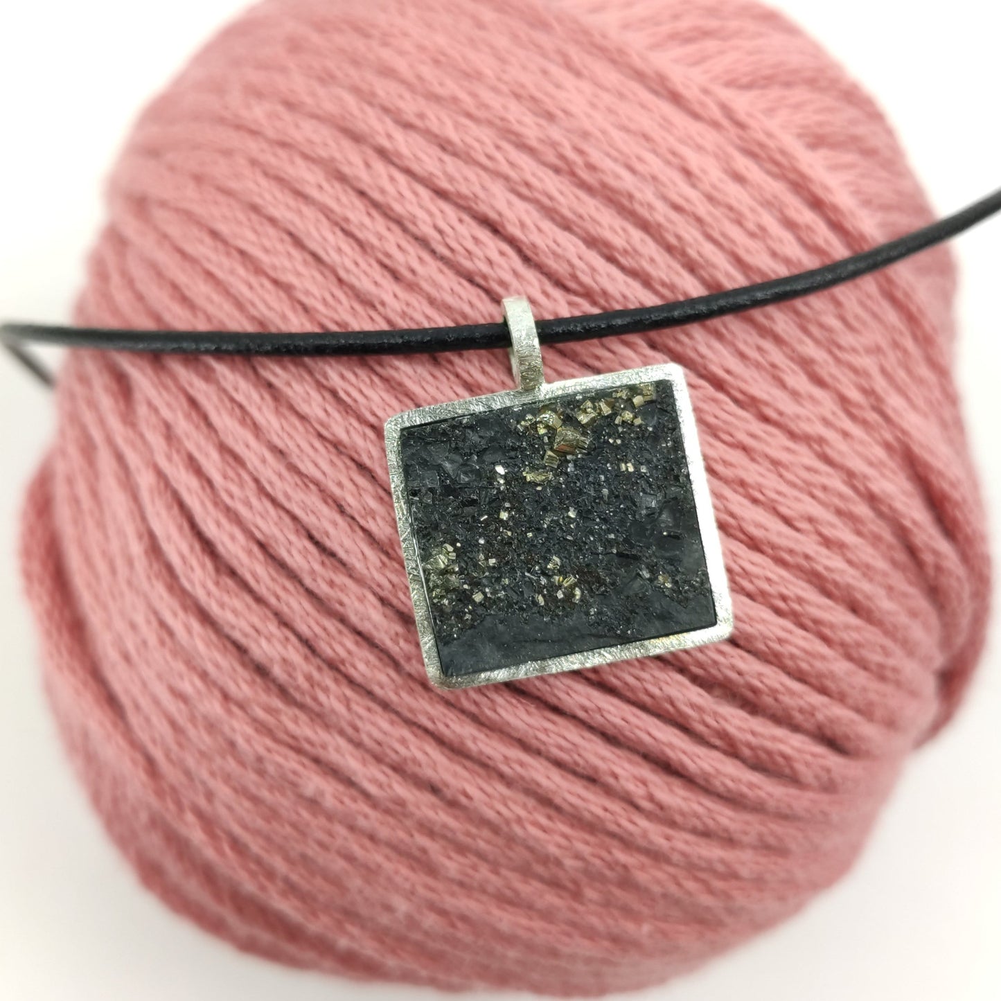 Colgante Dark pizarra con pirita.