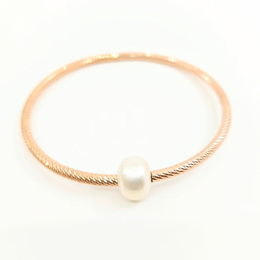 Pulsera rígida con perla de plata bañada en oro.