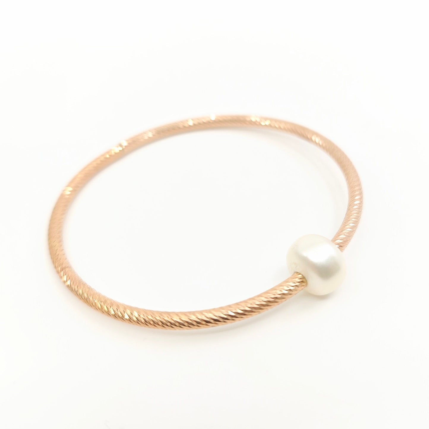 Pulsera rígida con perla de plata bañada en oro.