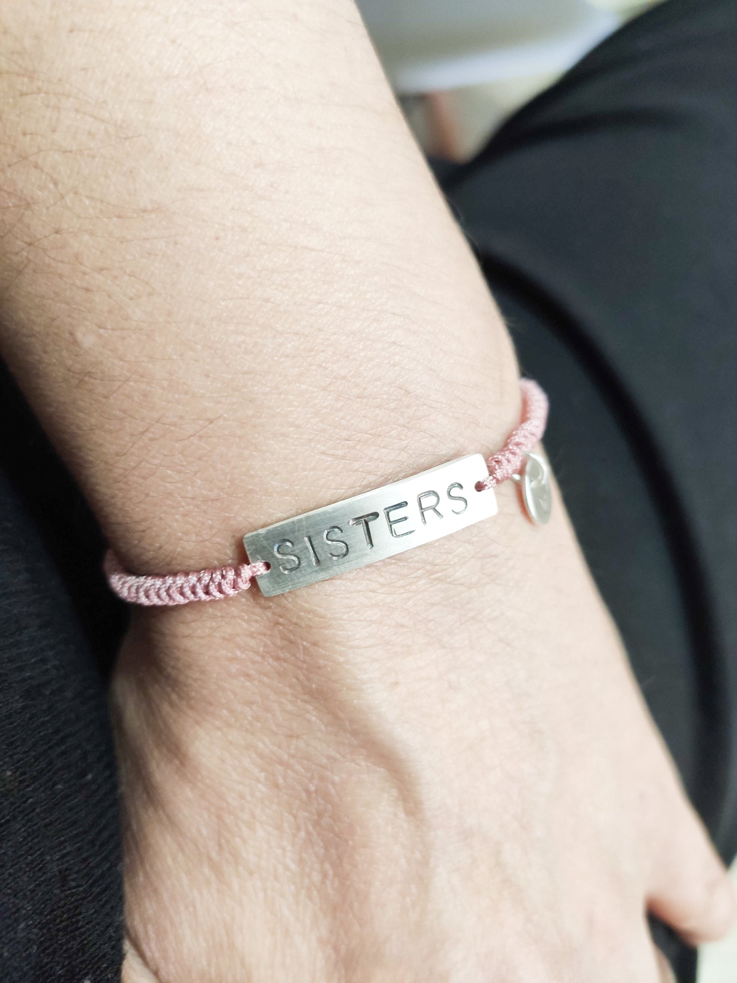 Pulsera SISTERS personalizable.