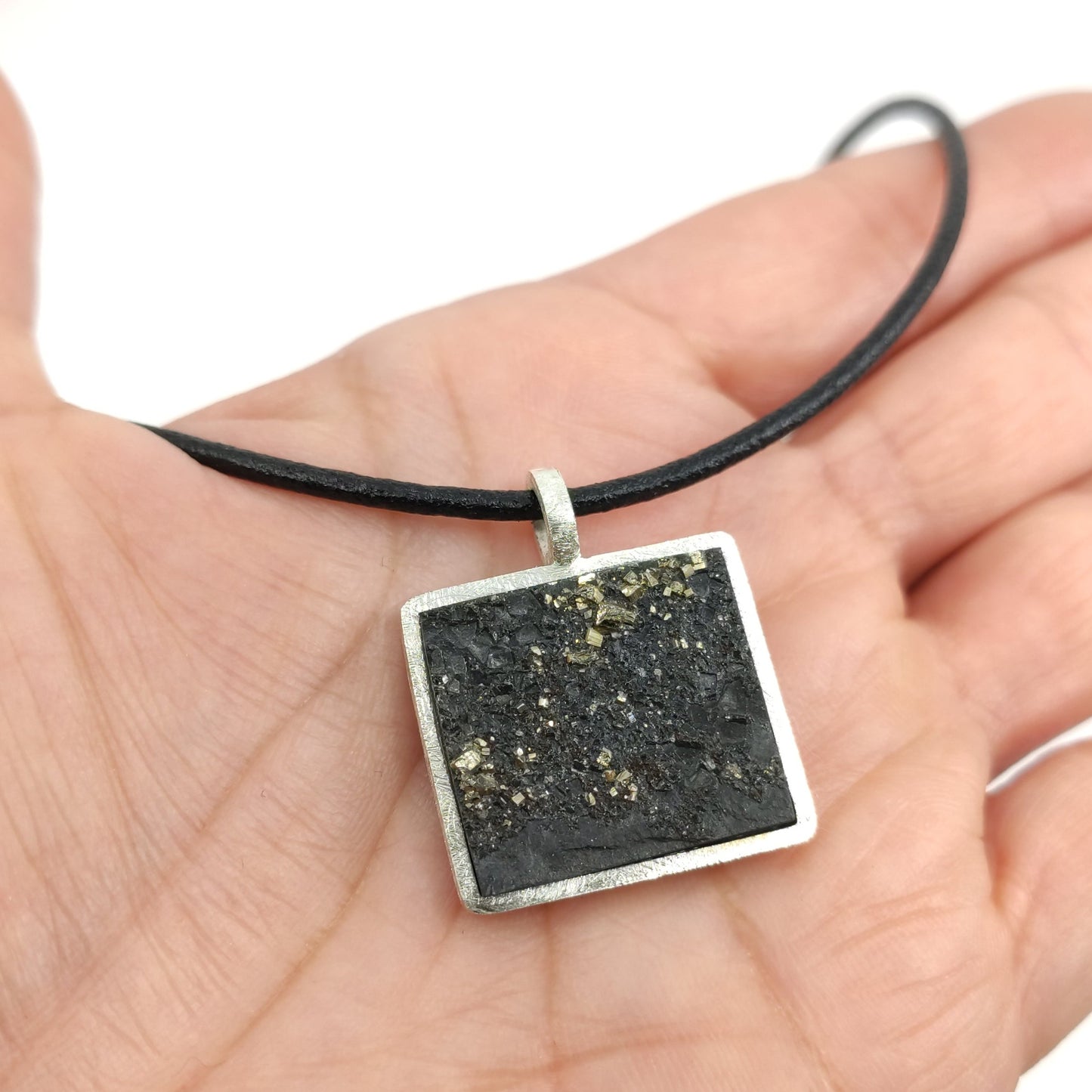 Colgante Dark pizarra con pirita.